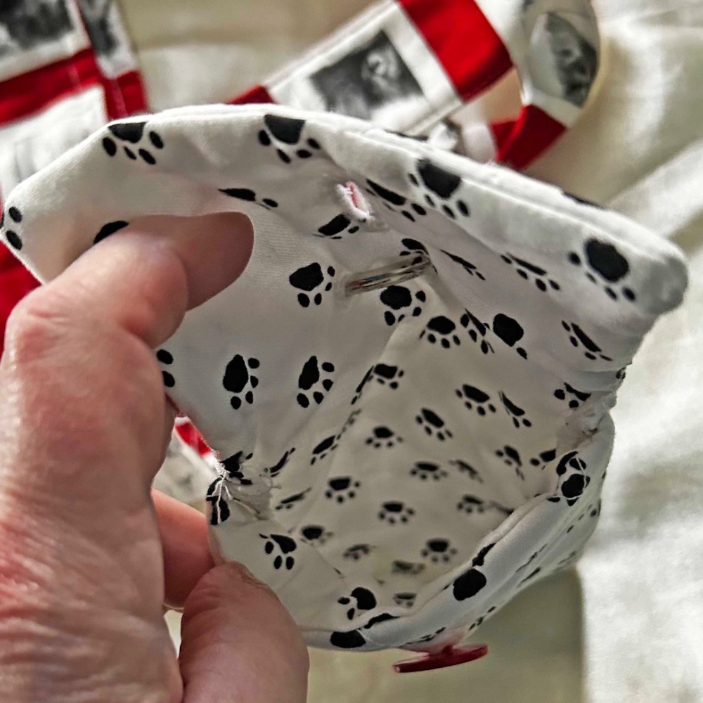 TOTE WITH DIFFERENT CAT FACES, RED WHITE & BLACK, TWO HANDLES, COMES WITH FABRIC - Picture 5 of 6